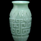 Türkise Vase aus PekinGelbgoldlas mit Reliefdekor im archaischen Stil - Foto 1