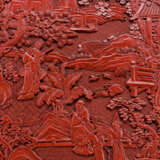 Grosse Rotlack-Deckeldose mit geschnitztem Dekor einer Romanszene - photo 2