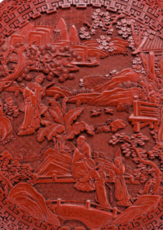Grosse Rotlack-Deckeldose mit geschnitztem Dekor einer Romanszene - фото 2