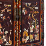 Feines Rotlack-Kabinett mit Hartholz und verschiedenen Intarsien mit acht Unsterblichen - photo 2