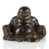 Budai aus braun glasiertem Bisquit-Porzellan sitzend dargestellt - фото 1