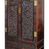 Paar feine Kabinette aus Hartholz mit Drachendekor und Metallbeschlägen - photo 1