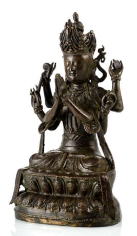 Bronze des Guanyin mit sechs Armen und verschiedenen Attributen auf einem Lotos - фото 1