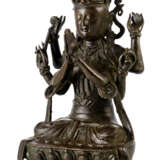 Bronze des Guanyin mit sechs Armen und verschiedenen Attributen auf einem Lotos - photo 1