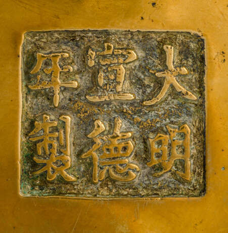 Goldfarbener Weihrauchbrenner aus Bronzen auf drei kurzen Füßen - фото 2