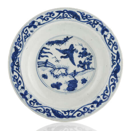 Unterglasurblau dekorierte Rundplatte aus Porzellan mit Dekor von Adler und Hase - Foto 1