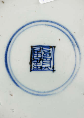 Unterglasurblau dekorierte Rundplatte aus Porzellan mit Dekor von Adler und Hase - Foto 2