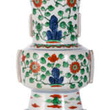 'Wucai'-glasierte Vase in der Form eines 'Gu' - Foto 1