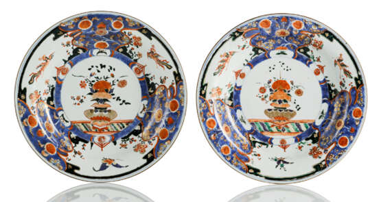 Paar Imari-Teller mit Blütenvasen und Phönixen aus der Sammlung August des Starken - фото 1