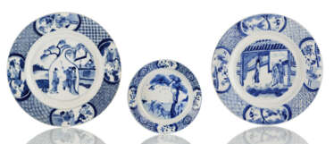 Paar Teller mit unterglasurblauem Dekor von Romanszenen und Teller mit Hirschen und Rehen