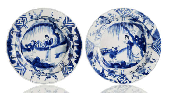 Paar passig geschwungene tiefe Teller mit unterglasurblauem Dekor von Dame und Knabe - Foto 1