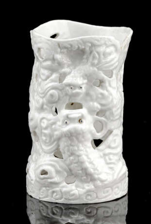 Pinselbecher aus Bisquit-Porzellan mit Löwen in Durchbruch dekoriert, weiss glasiert - фото 1