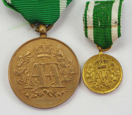 Sachsen: Dienstauszeichnung, 1. Modell, 1. Typ, Bronze Medaille, mit Miniatur. - photo 2