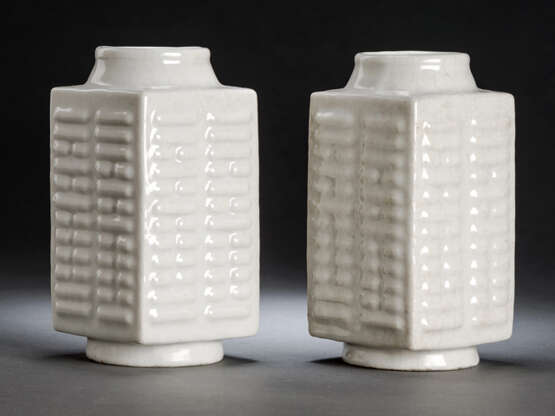 Paar cremefarben glasierte 'cong'-förmige Vasen mit 'bagua'-Trigrammen - photo 1