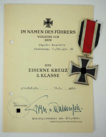 Eisernes Kreuz, 1939, 2. Klasse mit Urkunde für einen Obergefreiten der Stabskomp. I./ Panzer-Regiment Großdeutschland. - Foto 1