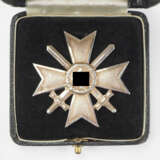 Kriegsverdienstkreuz, 1. Klasse mit Schwertern, im Etui - Konteradmiral Heinz Menche. - Foto 3