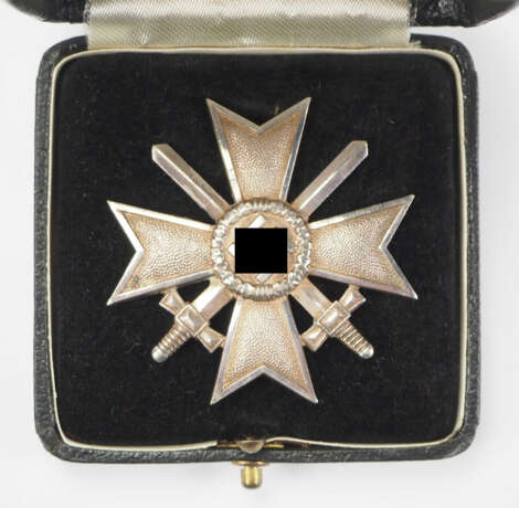 Kriegsverdienstkreuz, 1. Klasse mit Schwertern, im Etui - Konteradmiral Heinz Menche. - фото 3