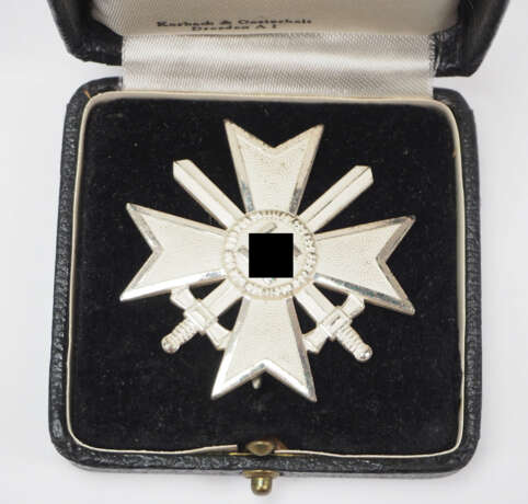 Kriegsverdienstkreuz, 1. Klasse mit Schwertern, im Etui - Kerbach & Oesterhelt. - photo 2