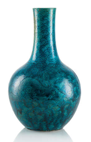 Petrolfarben glasierte Vase aus Porzellan mit Drachen zwischen Wellen - фото 1