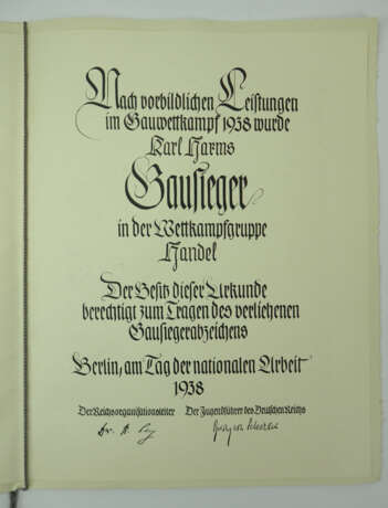 Reichsberufswettkampf: Gausieger Abzeichen, 1938, im Etui, mit Urkunde für die Wettkampfgruppe Handel. - фото 1