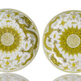 Paar Teller aus Porzellan mit Drachendekor in Gelb und Braun - фото 1