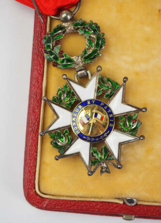 Frankreich: Orden der Ehrenlegion, 9. Modell (1870-1951), Ritterkreuz, im Etui - Luxusausführung. - фото 4