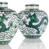 Paar Deckelvasen mit Drachendekor in Unterglasurblau und Grün - photo 2