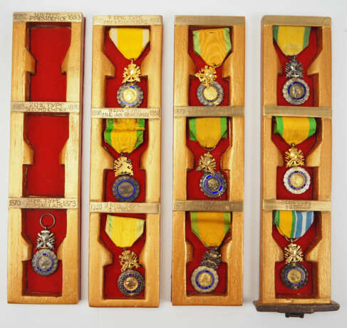 Frankreich: Militär-Medaille - Sammlung von 10 Exemplaren, im Schmucketui. - photo 2