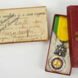 Frankreich: Militär Medaille, 3. Modell, 3. Typ, im Etui, mit Übersendungskarton für einen gefallenen Fremdenlegionär. - фото 1