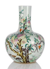 Grosse Flaschenvase mit Granatapfel-Dekor in den Farben der 'Famille rose'