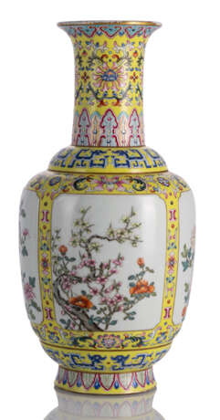 Gelbgrundige Vase mit floralem Dekor in vier Reserven - Foto 1