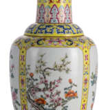 Gelbgrundige Vase mit floralem Dekor in vier Reserven - Foto 1