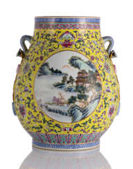 'Hu'-förmige Vase mit 'Famille rose'-Dekor auf gelbem Grund und zwei 'Ruyi'-Handhaben