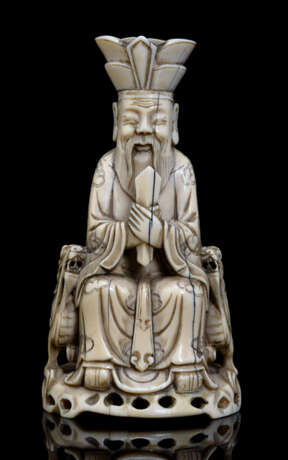 Feine Elfenbeinfigur eines sitzenden daoistischen Offiziellen - Foto 1