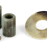 Zwei röhrenförmige Jaden, Bi-Scheibe und Siegel aus Jade - Foto 1