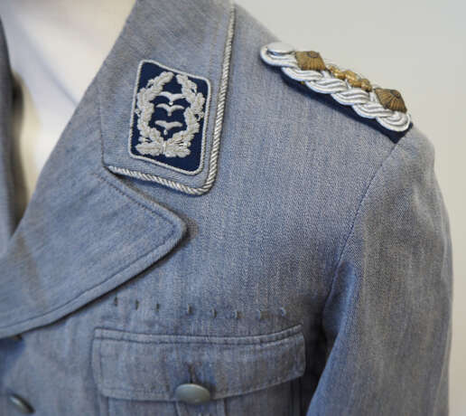 Luftwaffe: Feldbluse eines hochdekorierten Oberstarzt. - photo 1