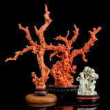 Zwei rote Korallen- und eine Opalschnitzerei auf Holzsockeln - Foto 1