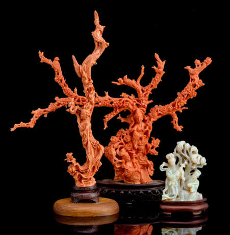 Zwei rote Korallen- und eine Opalschnitzerei auf Holzsockeln - photo 1