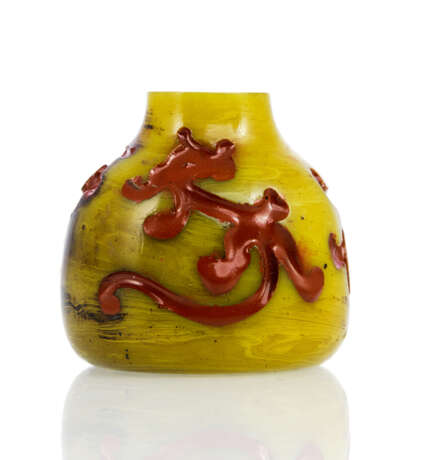 Vase aus gelbem PekinGelbgoldlas mit Dekor von rot gefärbten Chilong in Relief - photo 1