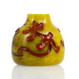 Vase aus gelbem PekinGelbgoldlas mit Dekor von rot gefärbten Chilong in Relief - Foto 1