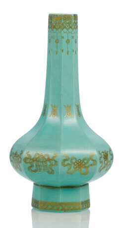 Feine hexagonale Vase aus türkisfarbenem PekinGelbgoldlas mit Golddekor - фото 1