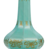 Feine hexagonale Vase aus türkisfarbenem PekinGelbgoldlas mit Golddekor - Foto 1