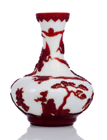 Feine milchig weiße Flaschenvase aus PekinGelbgoldlas mit rotem Überfang - Foto 1