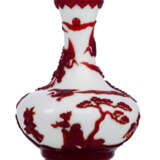Feine milchig weiße Flaschenvase aus PekinGelbgoldlas mit rotem Überfang - фото 1