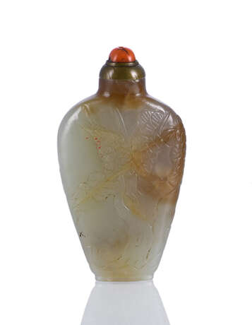 Fein reliefierte Jade-Snuffbottle in Vasenform mit Kiefer, Fledermaus und Hirsch - Foto 1