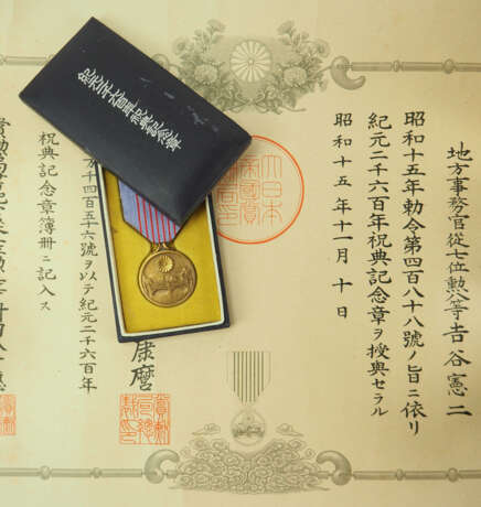 Japan: Medaille zur Erinnerung an das 2600jährige National-Jubiläum, im Etui, mit Urkunde. - photo 1