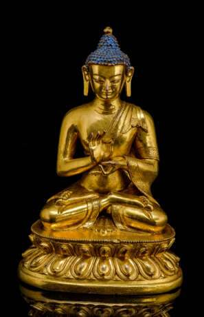 Feuervergoldete Bronze des Buddha Shakyamuni auf einem Lotossockel - фото 1