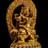 Vergoldete Bronze des Manjushri auf einem Löwen über einem Lotos sitzend - photo 1