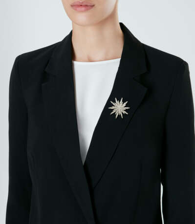 NO RESERVE | TIFFANY & CO. GRAY CULTURED PEARL AND DIAMOND EARRINGS AND DIAMOND STARBURST BROOCH - photo 3