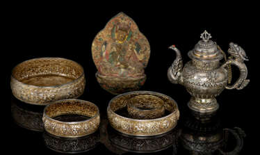 Mandala und Kanne aus Silberlegierung, Tsha tsha mit Farbfassung